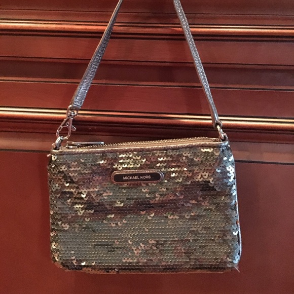 Micheal Kors wristlet - Picture 1 of 4